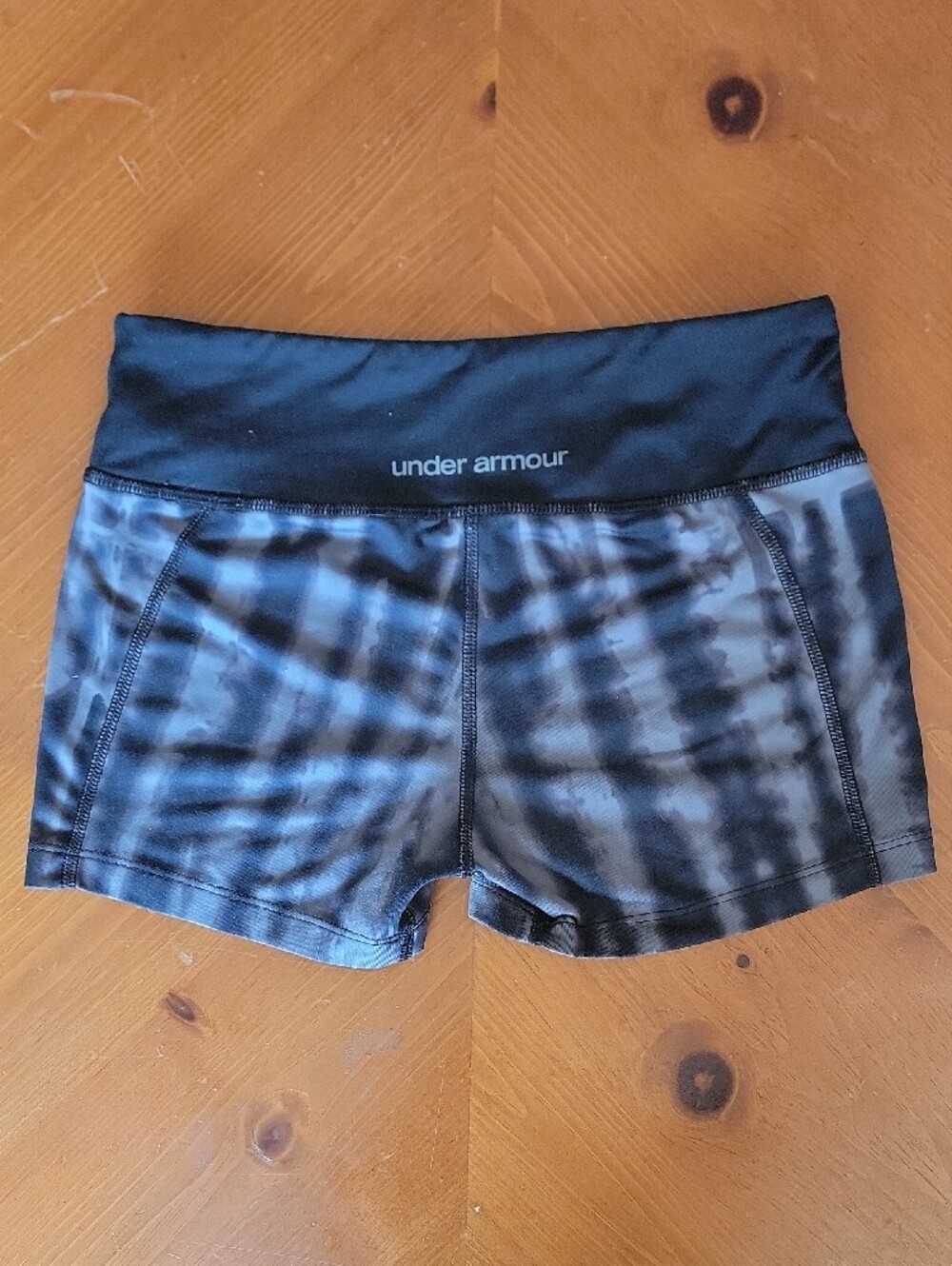 Under Armour HeatGear Tie Dye Compression Volleyball Shorts XS - Picture 3 of 4